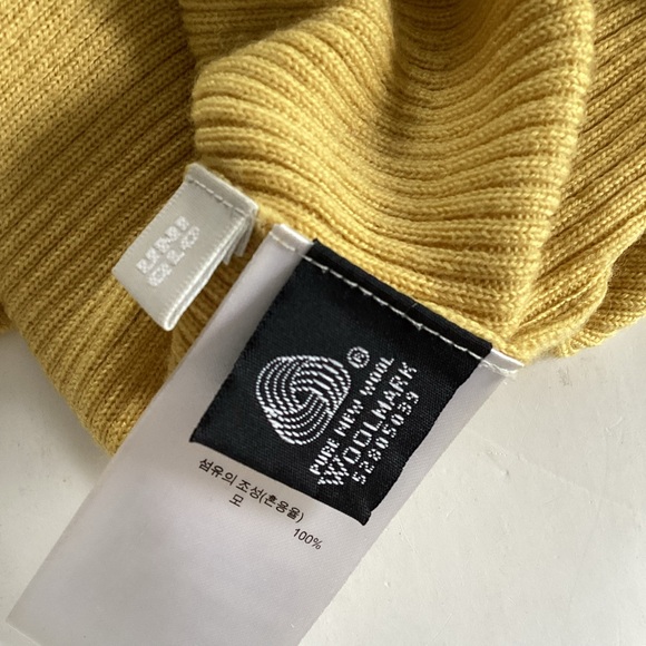 UNIQLO 100% wool turtleneck sweater - Picture 3 of 7